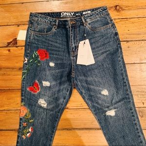 Embroidered boyfriend jeans